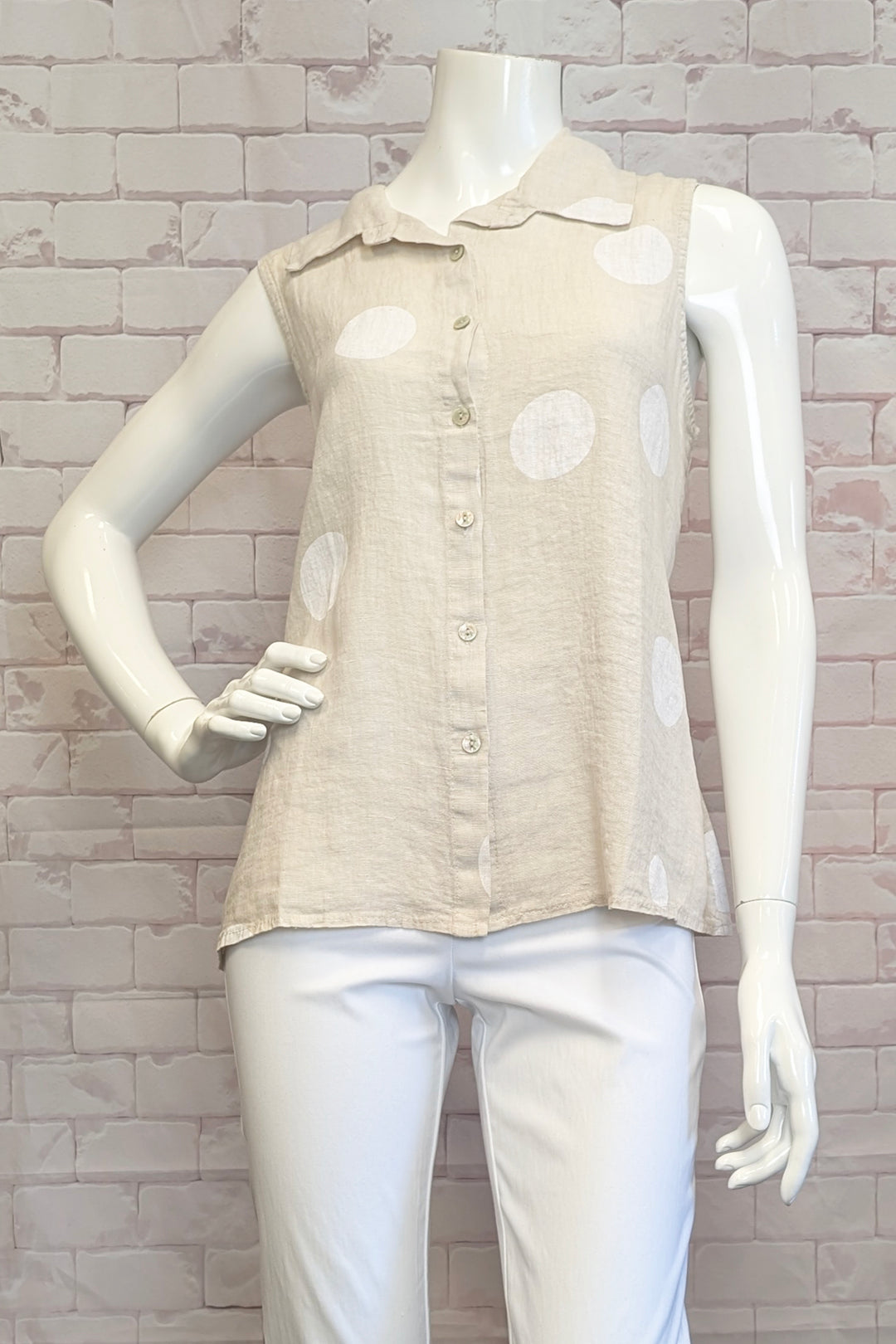 ETERN Spring 2025 Its classic features include buttons and a collar, making it a versatile addition to your wardrobe.