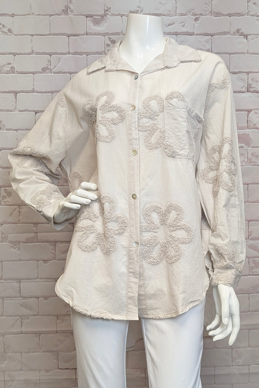 ETERN Spring 2025 This relaxed fit shirt blouse features a front stitch chest pocket and front buttons for added convenience.