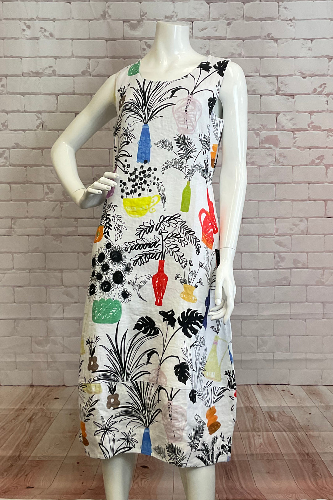 Dolcezza Spring 2025 Made with all linen, this dress is perfect for impressing and staying cool. The neat flower bouquet print adds a touch of fun to this must-have piece, complete with convenient pockets.