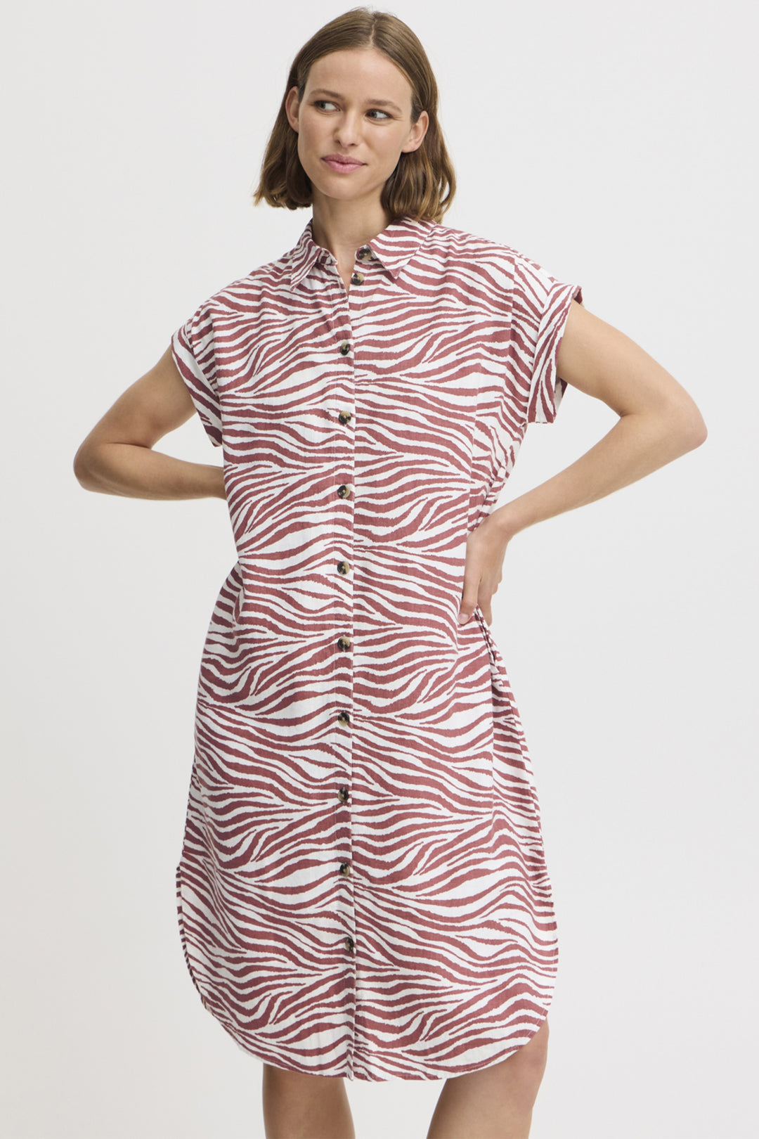 B.YOUNG Spring 2025 The light linen blend provides a comfortable and relaxed fit, while the classic collar and short cap sleeves add a touch of sophistication.