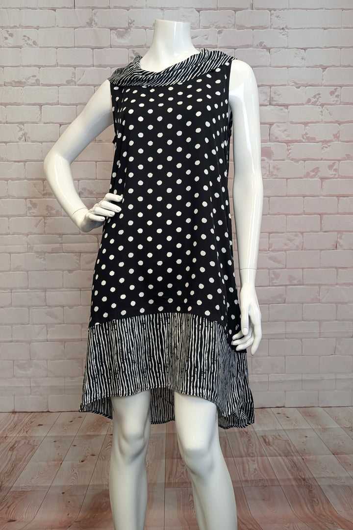 VARIATIONS Spring 2025 With a round neck and super light design, it's the perfect choice for warm, sunny days. The shorter length and airy fabric will keep you cool and looking great.