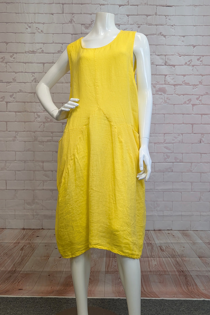 M ITALY Spring 2025 Featuring a looser fit and two large front pockets with textured accents, this dress is both chic and practical. The stitch seams add subtle style while keeping it from being too fancy.