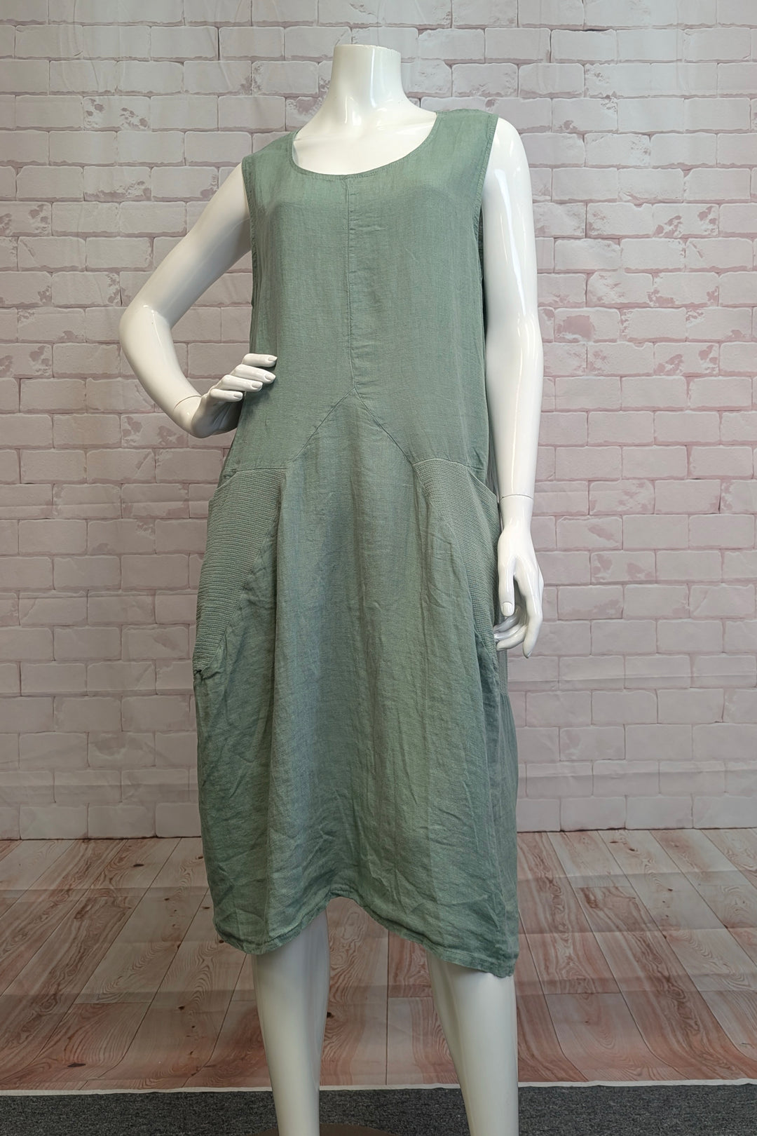 SLEEVELESS DRESS WITH TEXTURED POCKETS