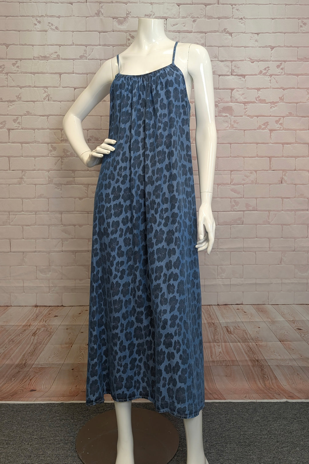 ANGELA MARA Spring 2025 The back keyhole slit adds a subtle touch of allure, while the flowing maxi length ensures effortless elegance and comfort.