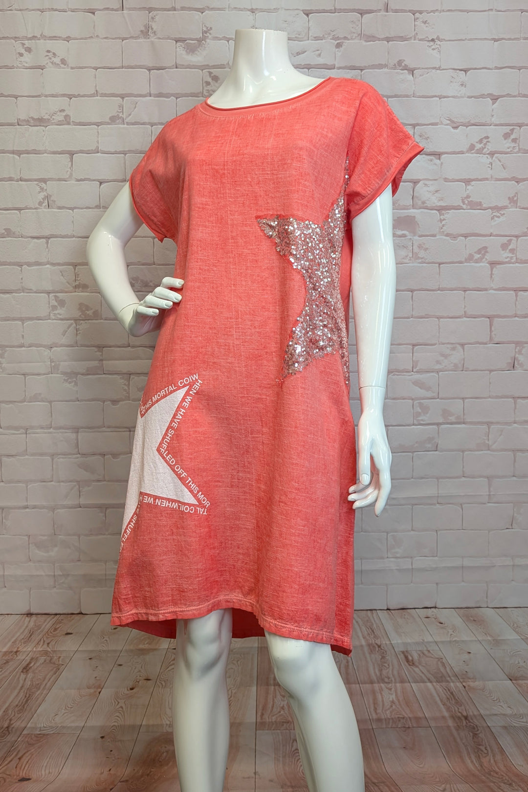 ANGELA MARA Spring 2025 Its cap short sleeves and two convenient side hip pockets add practicality without sacrificing elegance. The dazzling front bling star serves as a striking focal point, making this dress perfect for lounging at home or casual outings.