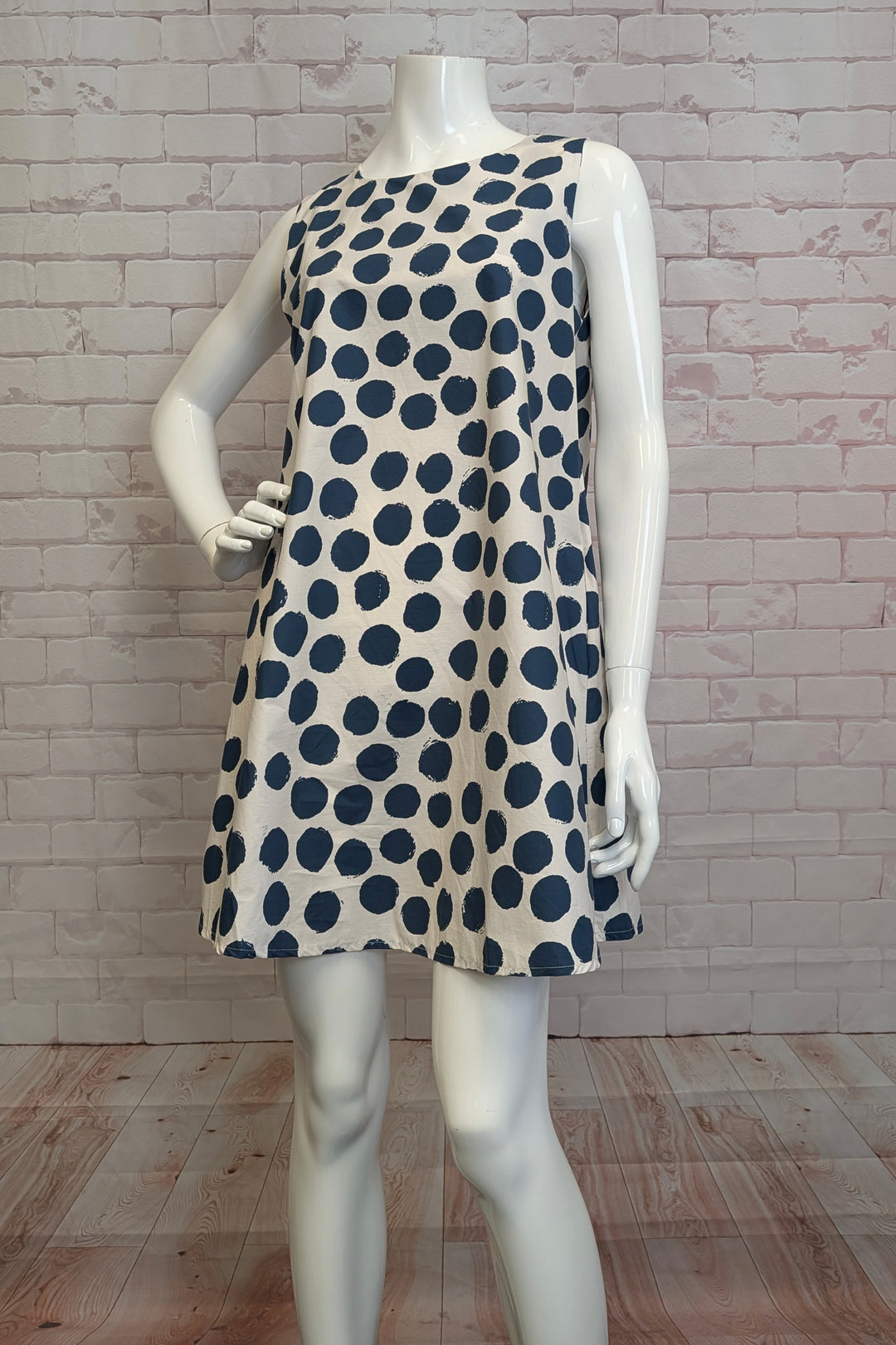 ANGELA MARA Spring 2025 Made from all-cotton fabric, it offers comfort and breathability, while the convenient side pocket adds a fun and practical detail. A trendy, cute choice for any casual outing!