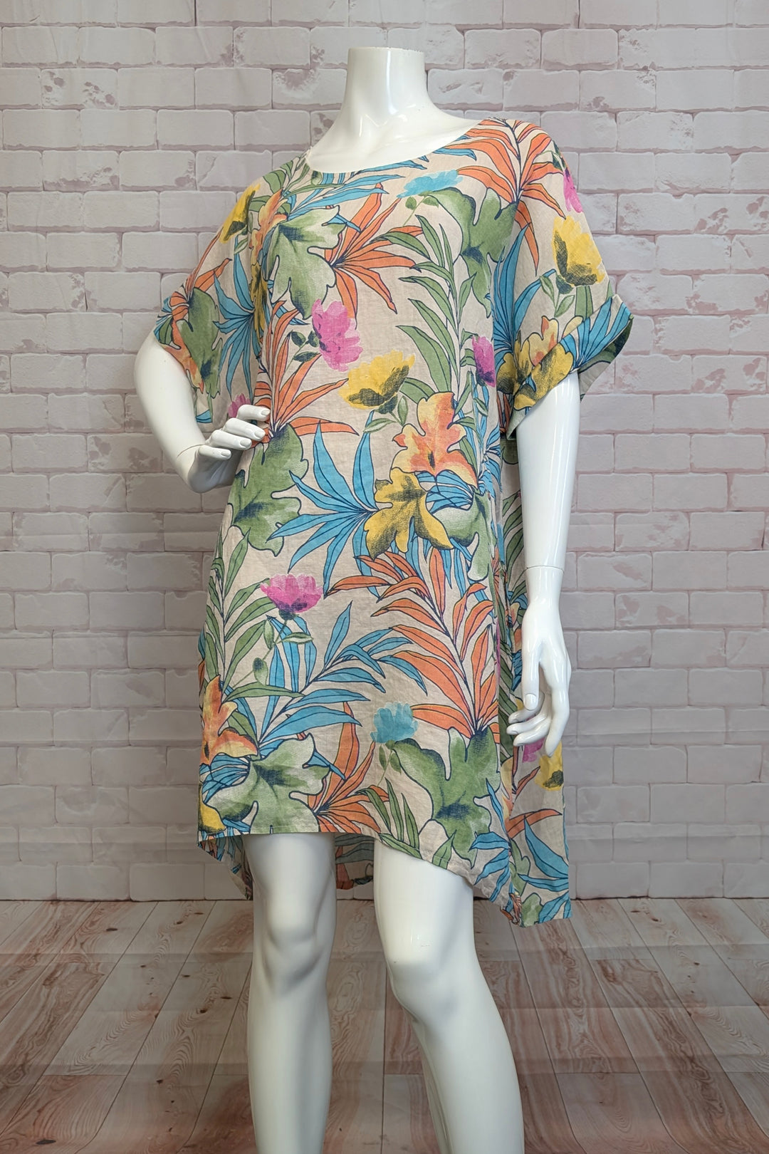 ANGELA MARA Spring 2025 Featuring short cap sleeves, it offers a relaxed fit perfect for a laidback resort vibe or comfortable wear around the house.