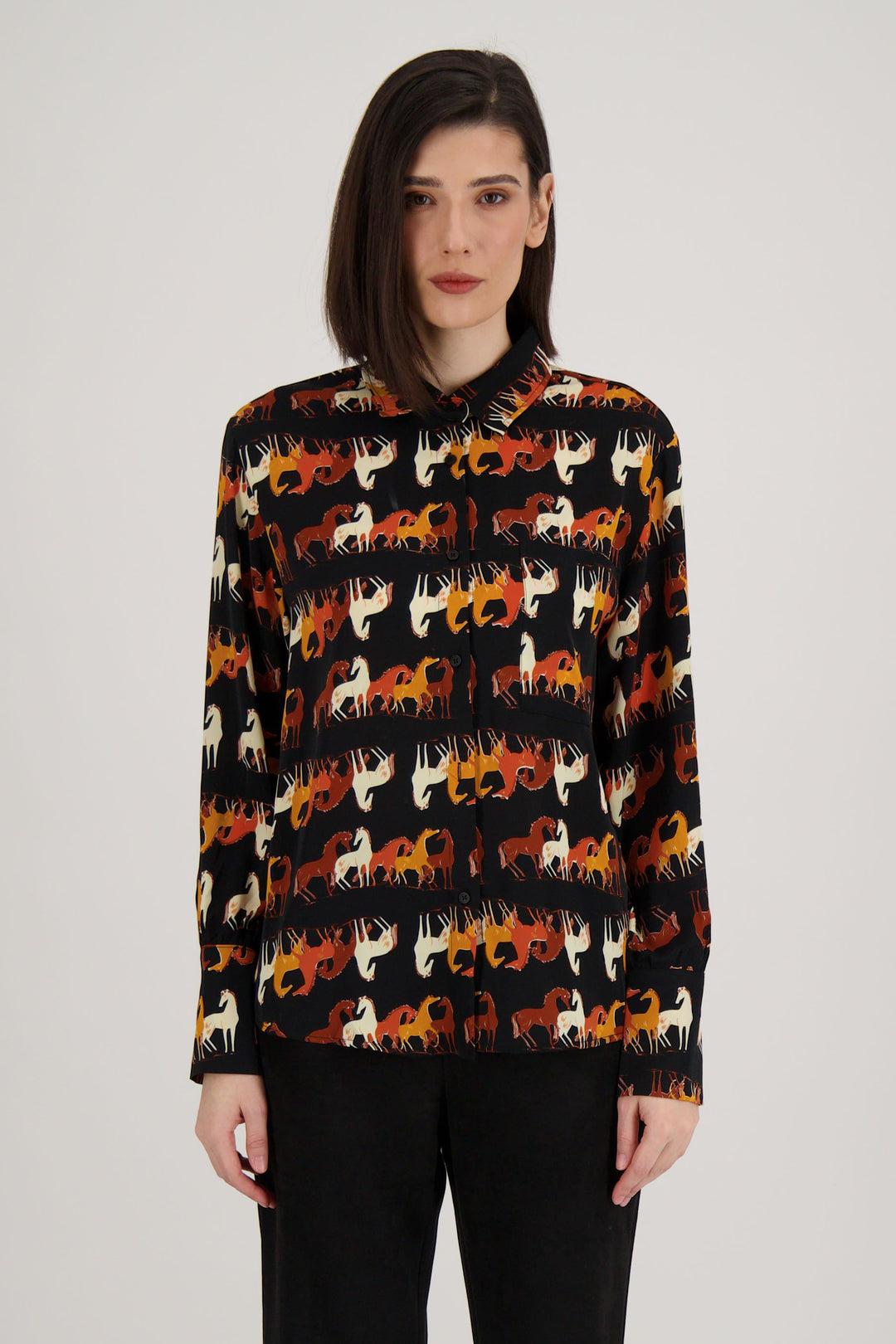 Spanner Fall 2024 Inspired by the majestic beauty of galloping horses, our Galloping Horse Print Blouse is a must-have for any fashion enthusiast! With a mini collar and front buttons, it's easy to style and perfect for any season. 