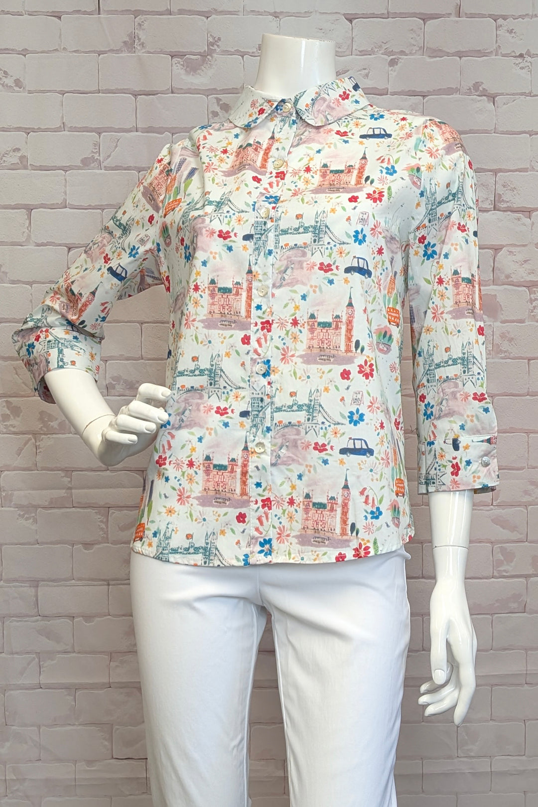 VARIATIONS Spring 2025 eaturing a neat London city print, classic collar and all the standard pieces of a blouse, this top is both cute and elegant.