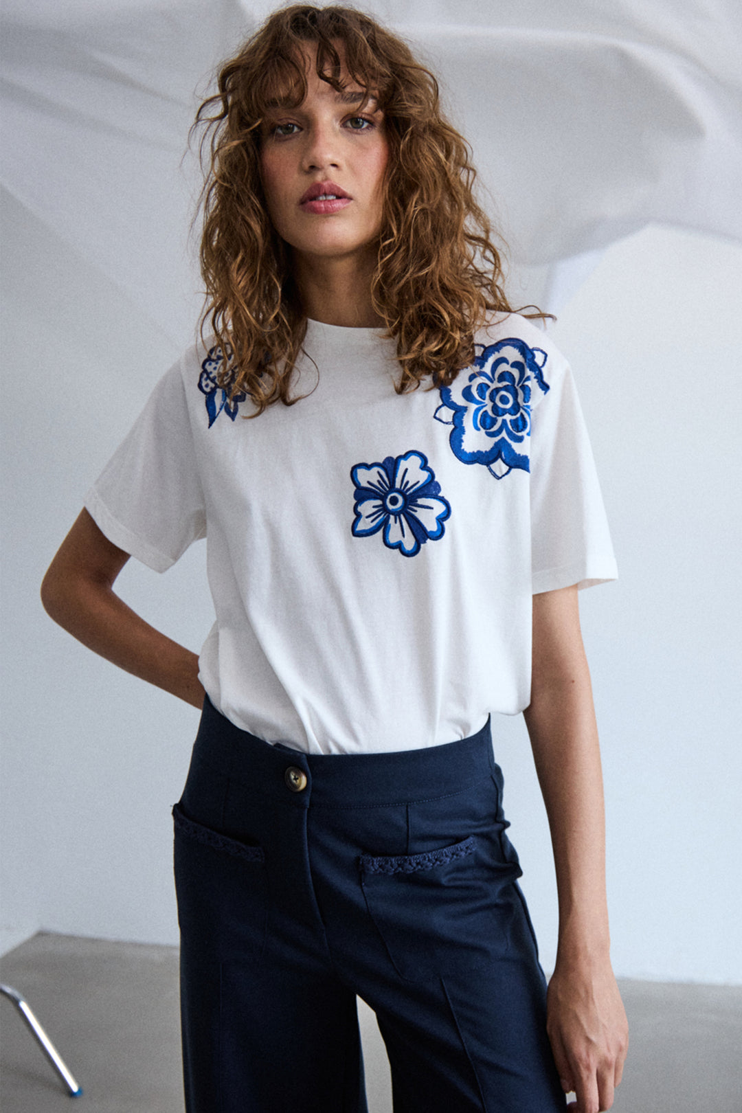 ICHI Spring 2025 Made from organic cotton, this back to basics t-shirt features bold embroidered flowers on the front for a refined touch.