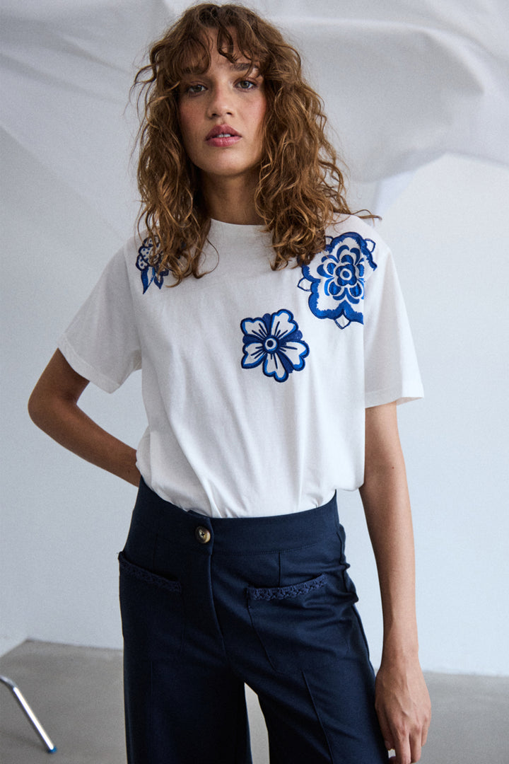 ICHI Spring 2025 Made from organic cotton, this back to basics t-shirt features bold embroidered flowers on the front for a refined touch.