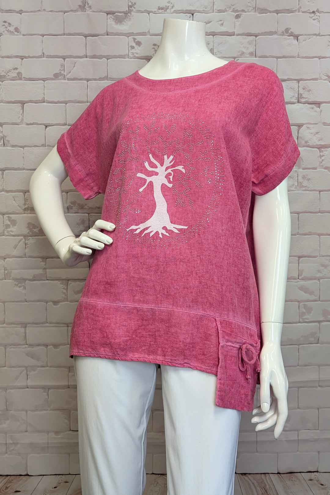 AMBRA Spring 2025  Perfectly paired with capris or shorts, this glittering top features a charming side pocket with a stylish tie knot detail. 