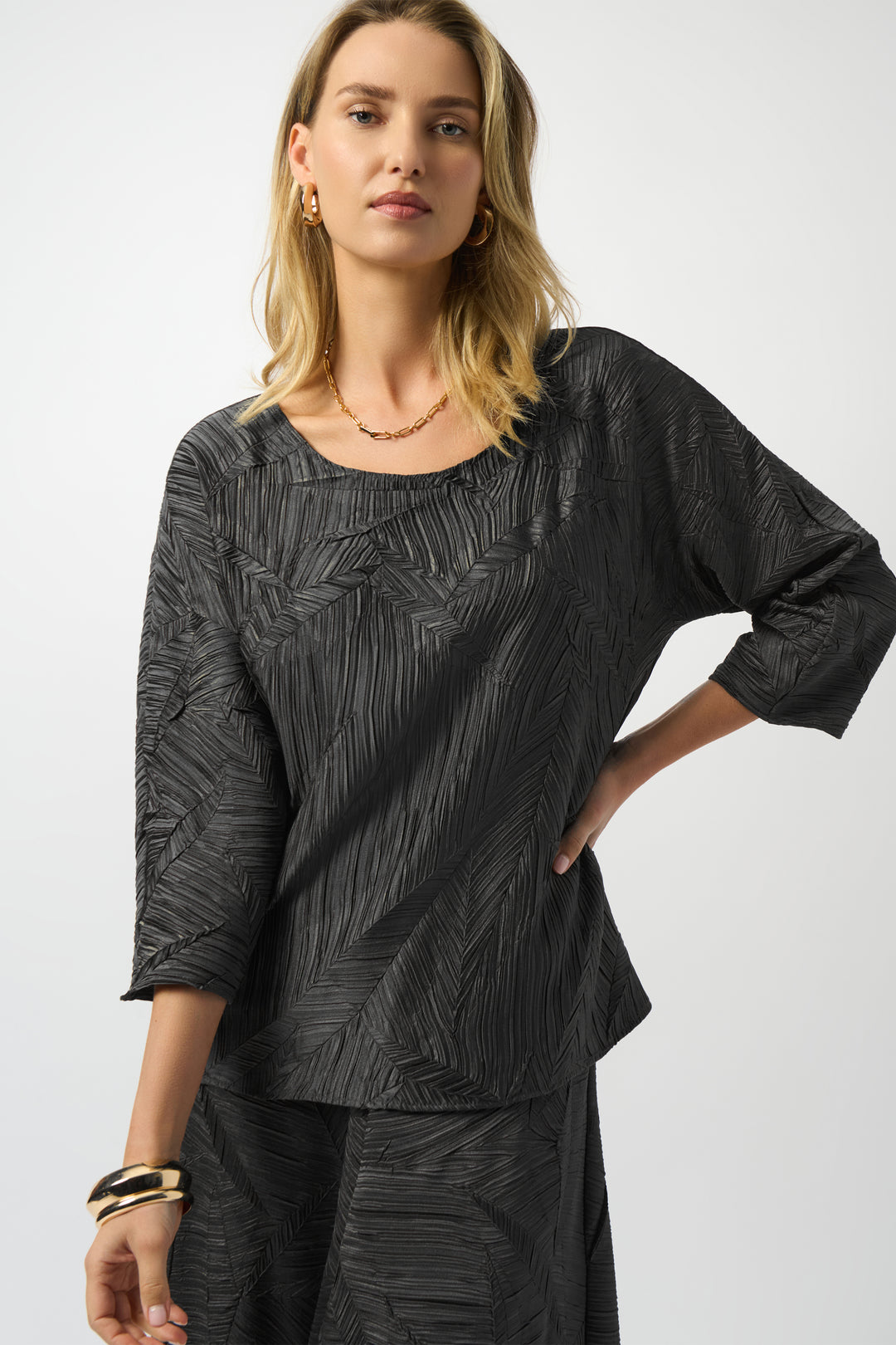 JOSEPH RIBKOFF Fall 2025 Featuring dolman 3/4 length sleeves and a round neckline, its abstract pleated pattern adds a touch of sophistication.