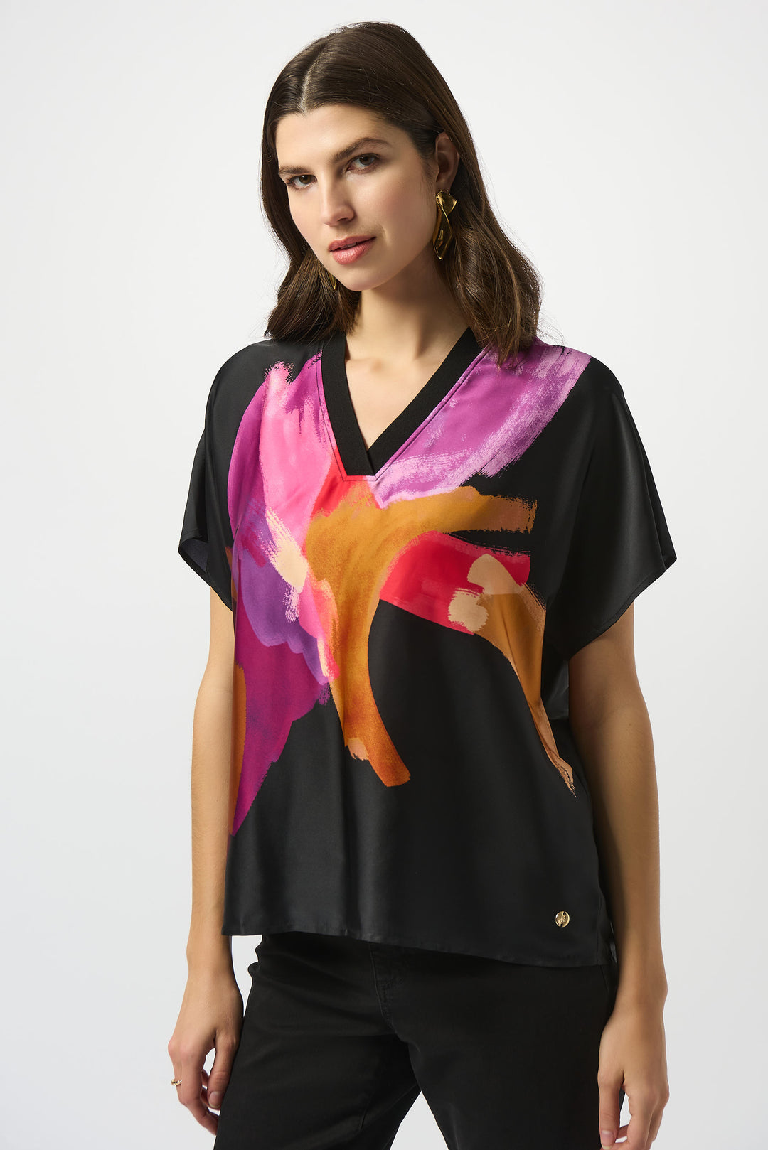 JOSEPH RIBKOFF Fall 2025  Its short dolman sleeves and boxy fit offer a modern silhouette that moves with ease, while a vibrant splash of colour adds a fresh, eye-catching touch. 