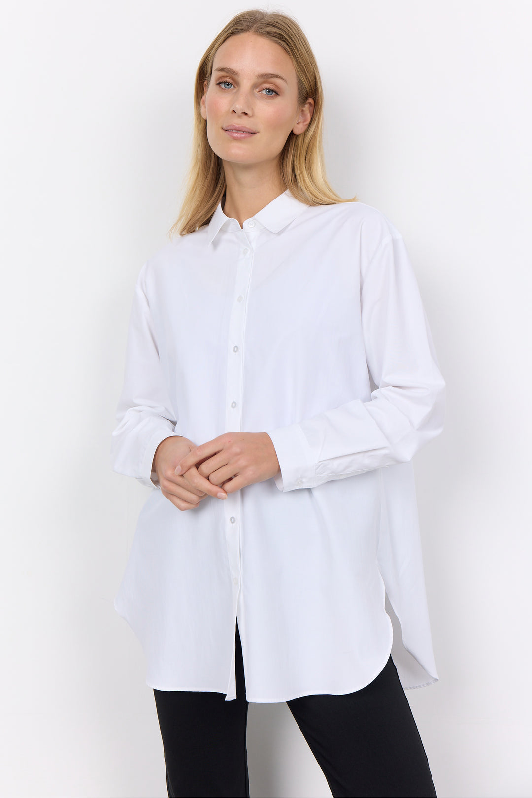 Soya Concept Fall 2025 
This blouse shirt offers a classic, relaxed fit and is made with eco-friendly cotton for a free-flowing, chic look. The timeless design features a classic collar for a touch of sophistication.