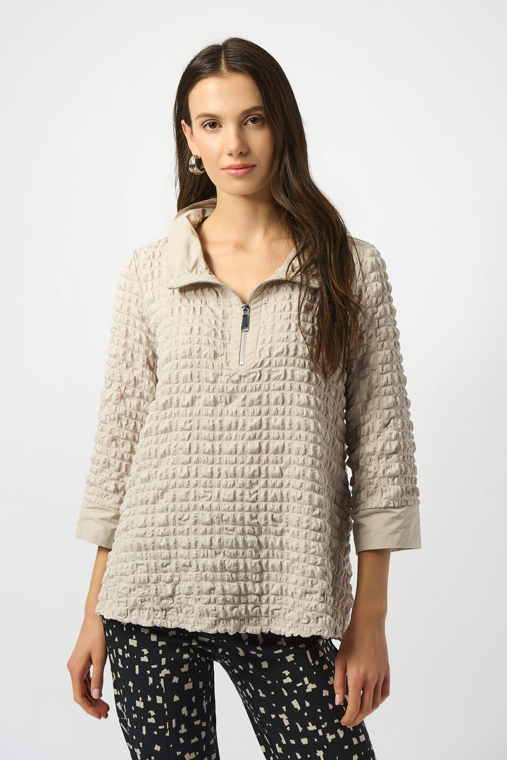JOSEPH RIBKOFF Fall 2025 Its light, loose fit and 3/4 length straight sleeves make it ideal for both office wear and weekend outings. The zip neck and contrast memory collar and cuffs add refined details, while pairing perfectly with jeans for a polished yet relaxed look.