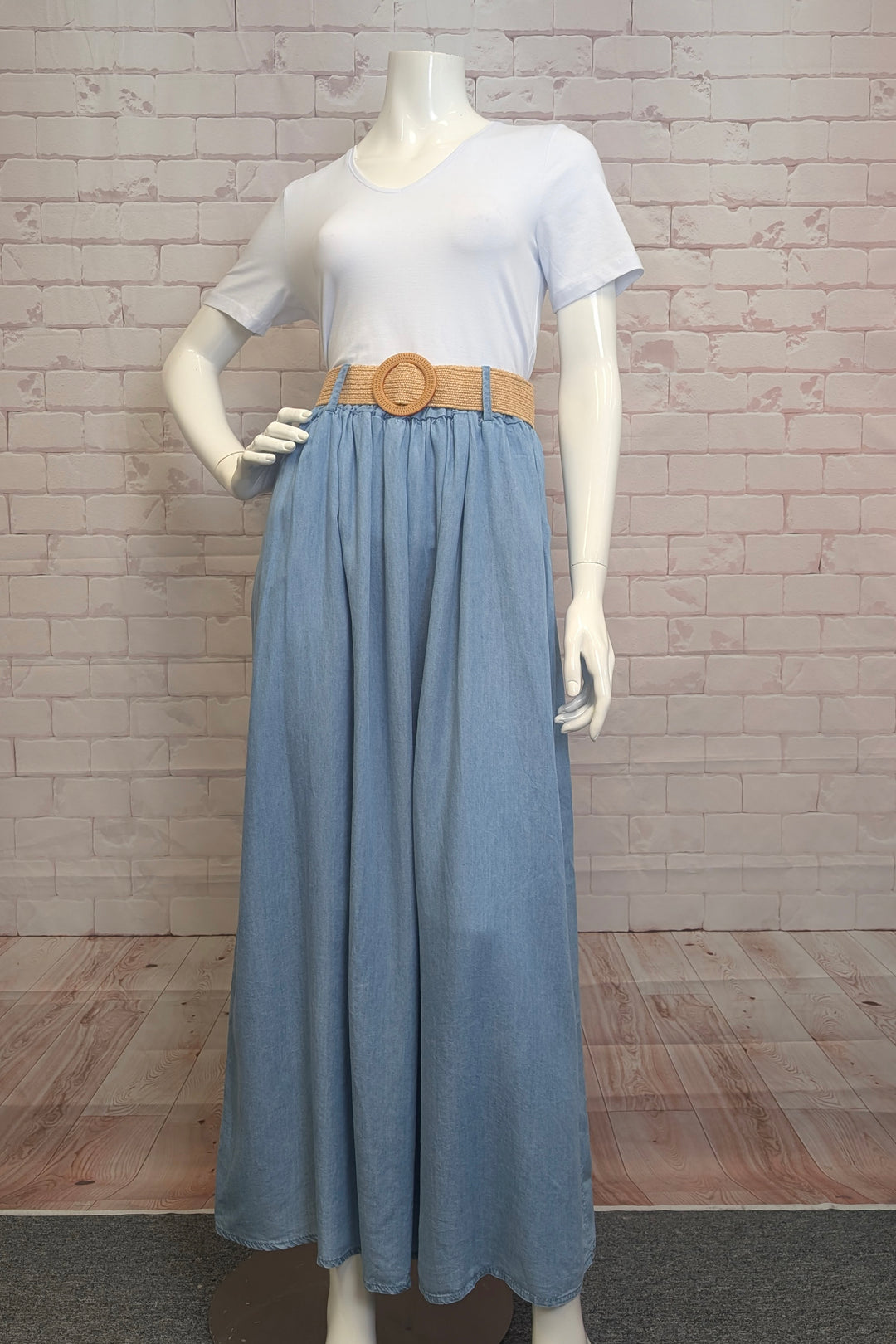 ANGELA MARA Spring 2025 Its pleated design adds a stylish touch, while the included woven belt enhances your silhouette. Practical front pockets complete this versatile piece, perfect for effortless, chic looks.
