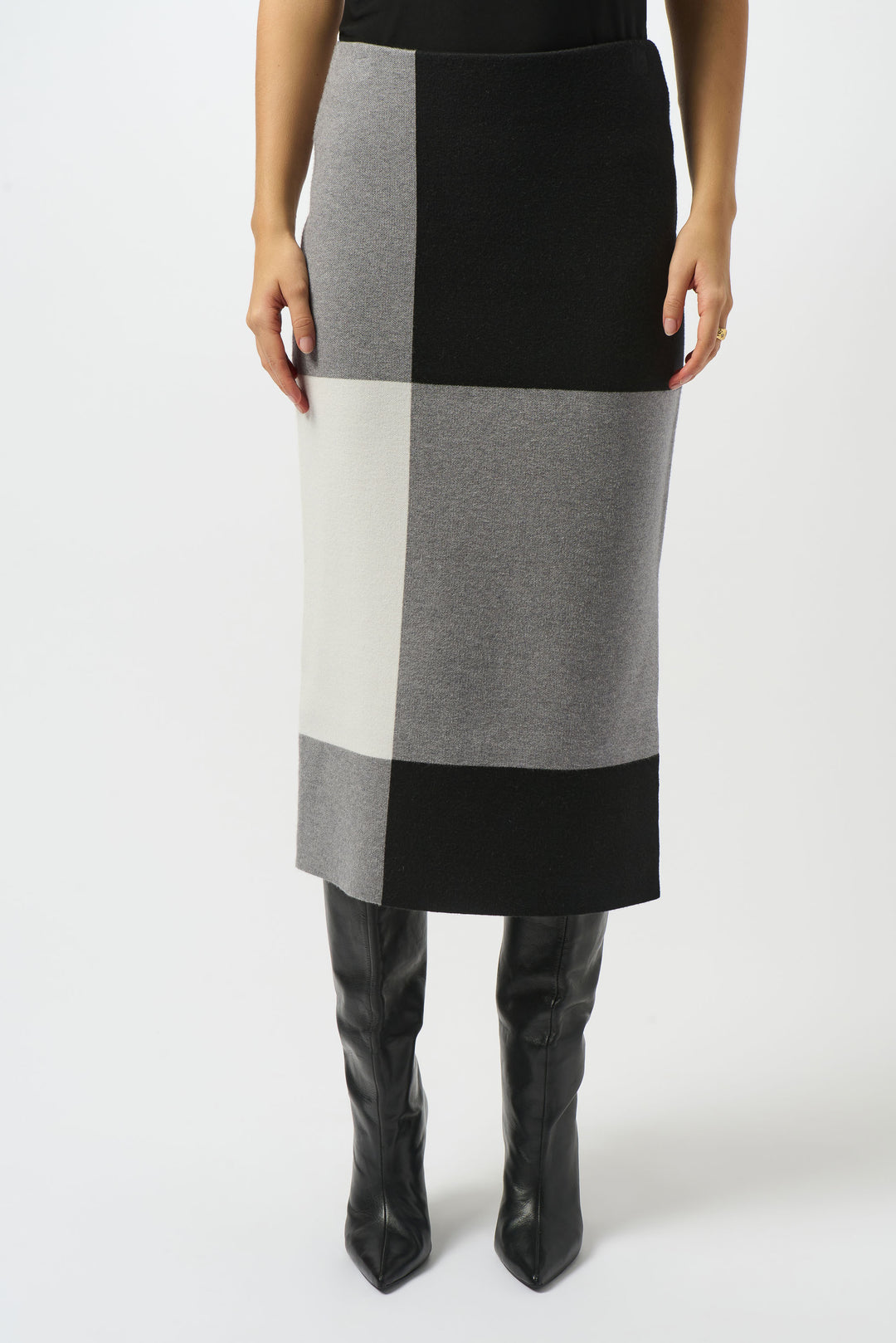 Joseph Ribkoff Fall 2025 Its midi length and elastic waist ensure both comfort and a flattering fit. With its simple yet refined silhouette, it pairs perfectly with a formal blouse for a polished and sophisticated look.
