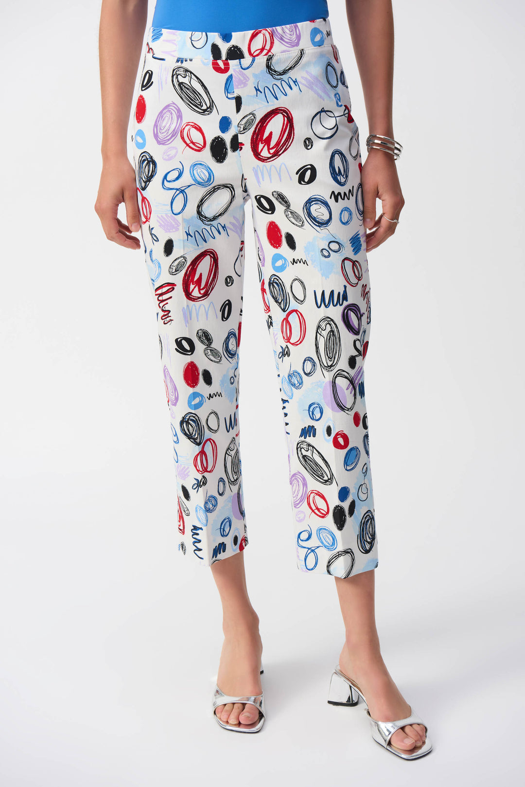 Joseph Ribkoff Spring 2025 Sleek and modern, these pants feature a fitted, slim fit and an elastic waist for both style and comfort. With comfy and stretchy fabric, they offer unparalleled functionality and sophistication.