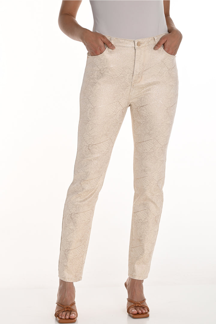 Frank Lyman Spring 2025  Made with a unique blend of cotton and elastane, these ankle jeans are light and soft, with a subtle leaves pattern that gives them an elegant touch. 