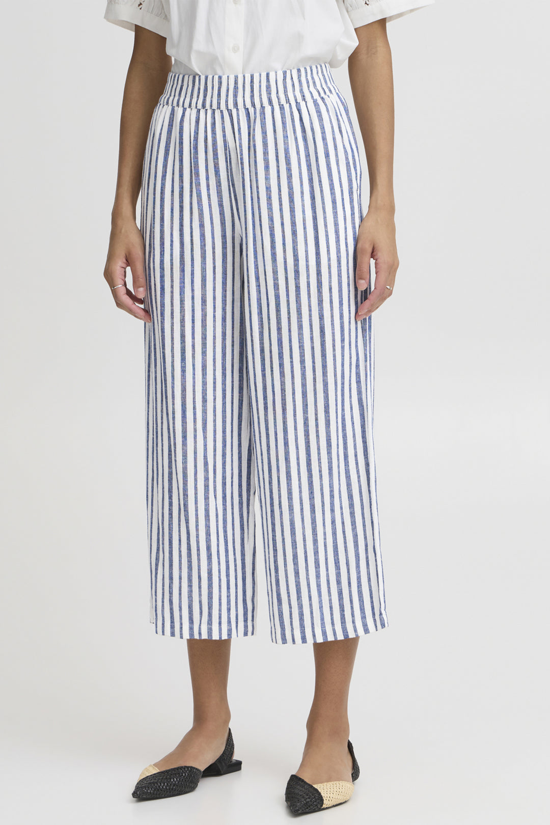 B.YOUNG Spring 2025  Its elastic regular waist provides comfort and the cropped length adds a touch of elegance. The neat stripe design pattern is both basic and stylish, making it perfect to pair with any of our casual cotton or linen tops. 