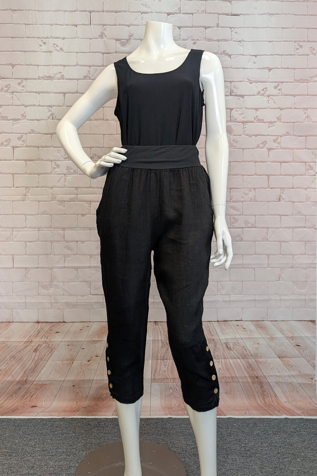 LINEN CAPRI WITH BUTTONS
