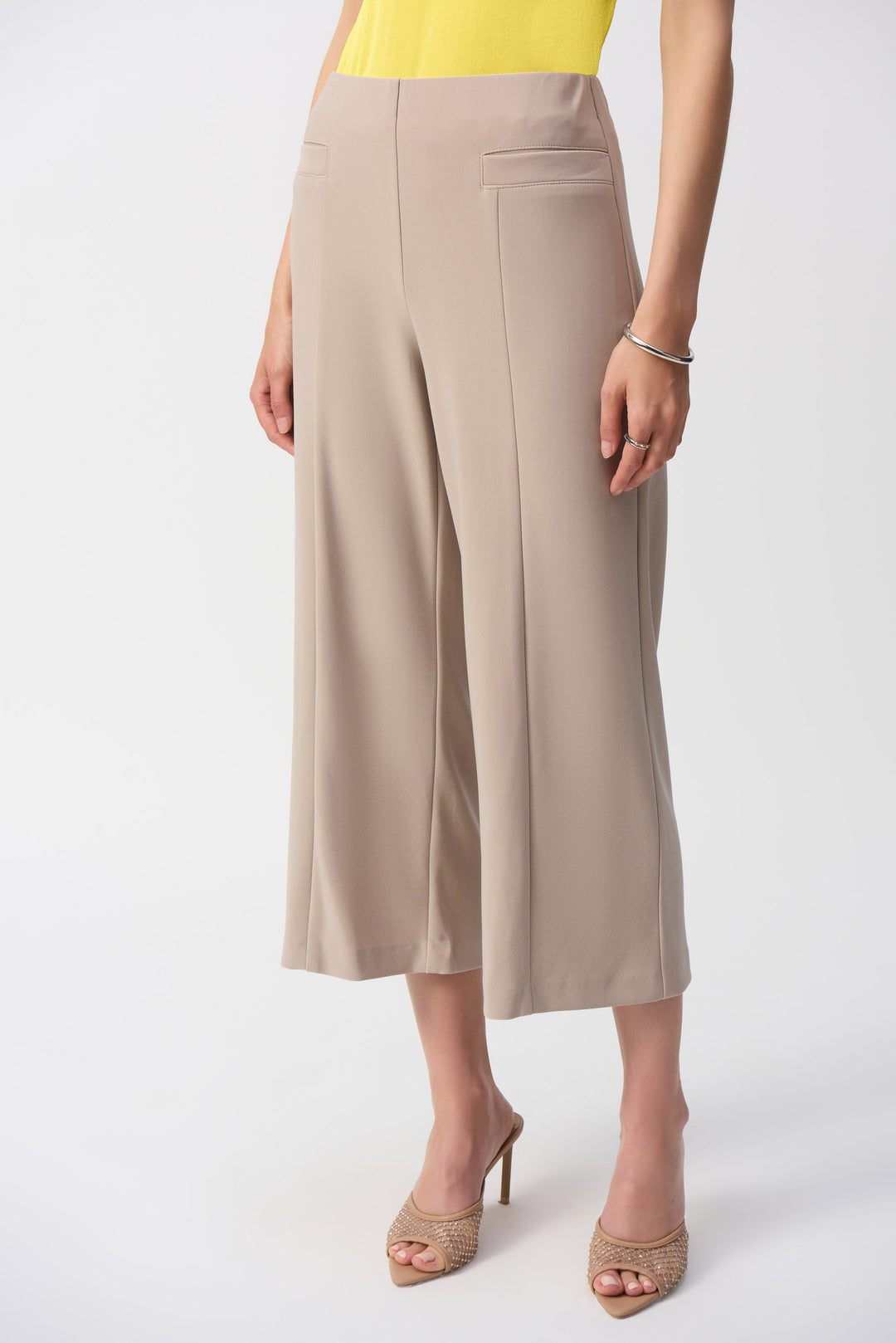 Joseph Ribkoff Spring 2025  The loose, free-flowing wide fit adds to its comfort factor, while the cropped length adds a touch of style. 