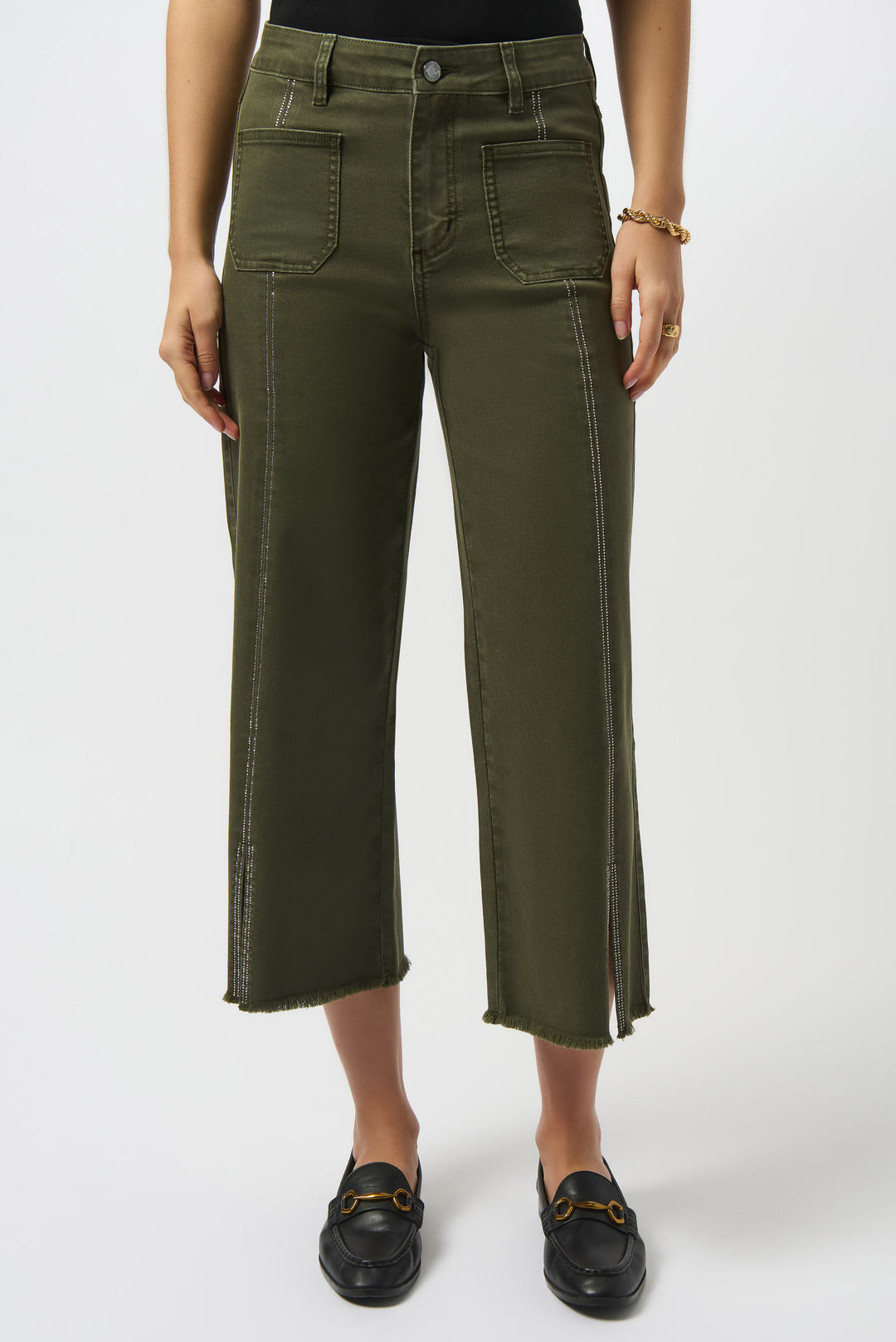 JOSEPH RIBKOFF Fall 2025  Designed with both front and back pockets, this piece combines refined details with casual comfort. The subtle bling stitching adds a touch of sparkle, making it perfect for everyday wear with a sophisticated edge. 