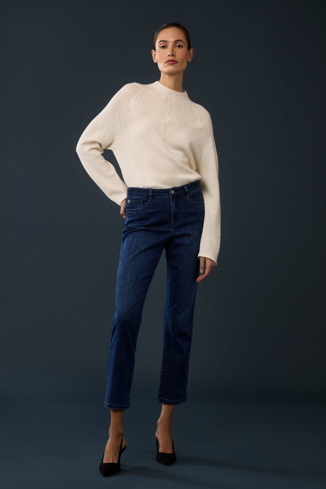 JOSEPH RIBKOFF Fall 2025  Featuring a classic zipper fly and belt loops, this mid-rise jean is crafted from lightweight denim for all-day wear. 