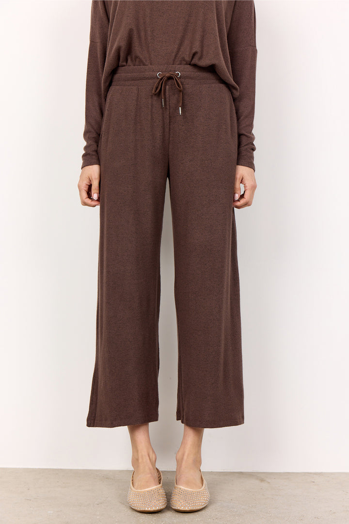 Soya Concept Fall 2025 Get cozy and stylish with our Knit Pant! Featuring a drawstring elastic waist, these sweatpants are perfect for a casual yet elevated look.