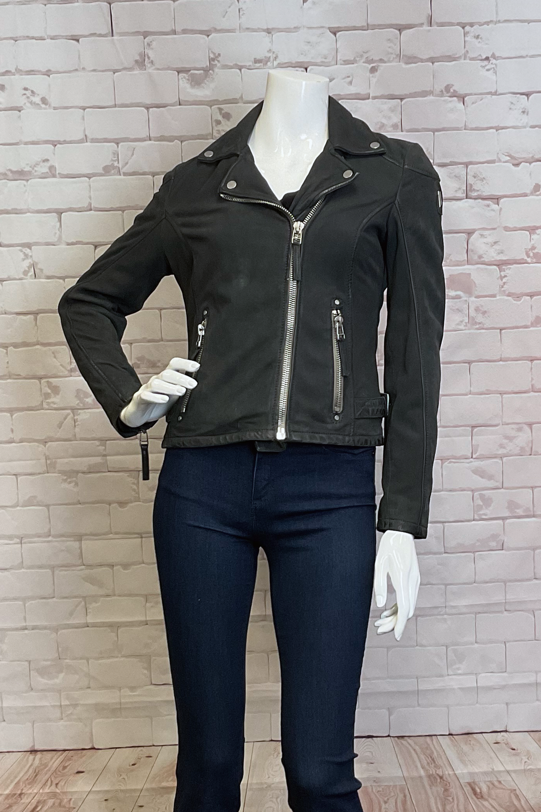 MAURITIUS Fall 2024 Made from soft nubuck leather, this jacket exudes sophistication while providing a cozy feel. The contrast zippers add a touch of edge, while the dangling zipper cuffs add a unique and stylish flair.