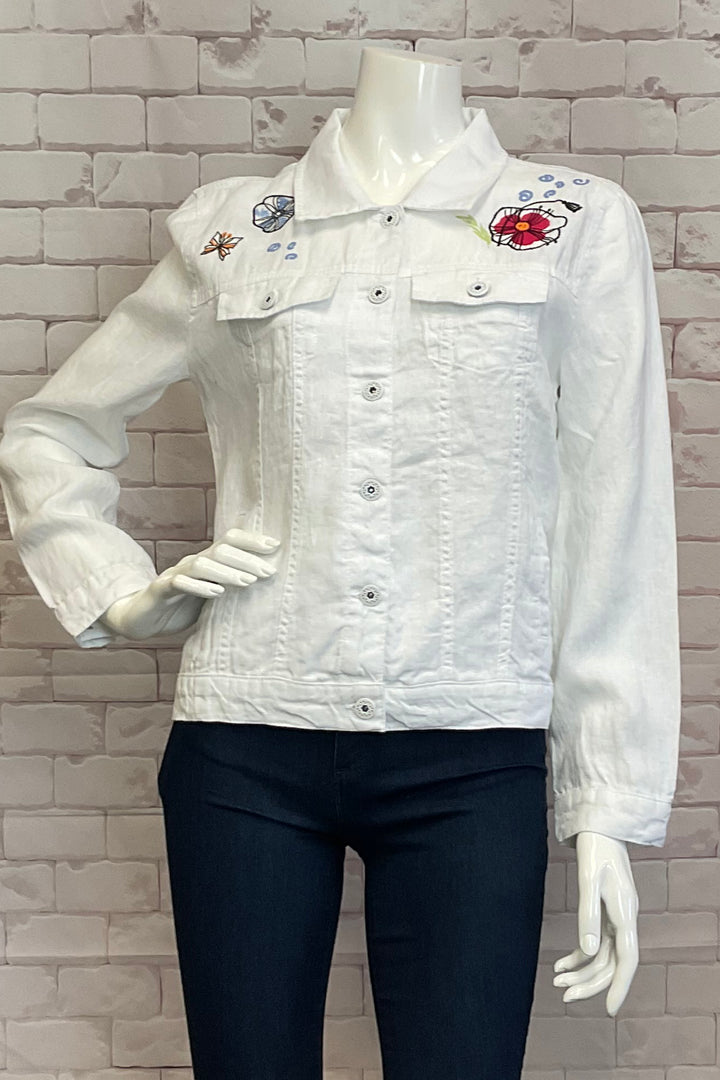 Dolcezza Spring 2025 Crafted by Canadian Studio MTL in Montreal, this knit jacket features a flattering fit, faux breast pockets, front contrast buttons and a classic collar all on a nice white backdrop!