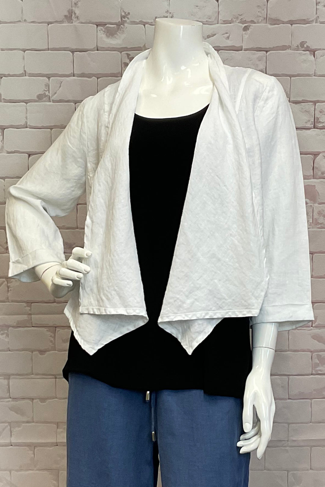 Dolcezza Spring 2025  This daring cardi is perfect for layering, adding an extra layer of style to any outfit. Wear it over a simple top or even a tank top for a bold summer look. 