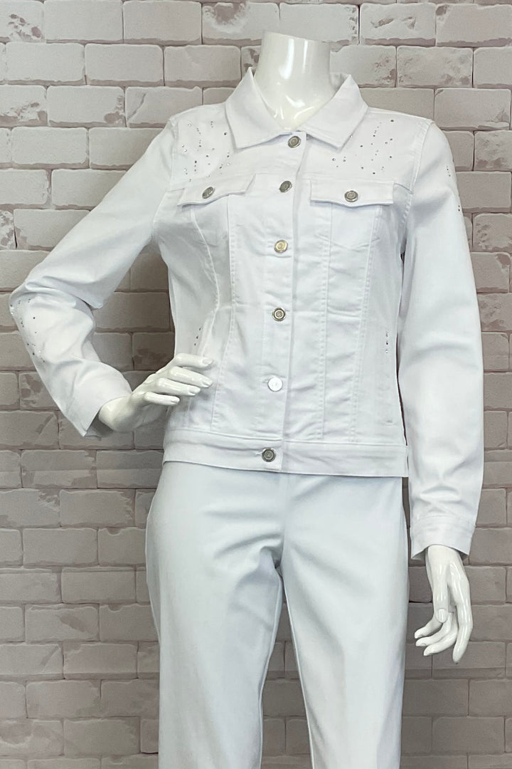 Dolcezza Spring 2025 This ever popular long-sleeved jean jacket has a classic collar, front button closure and zipper pockets for convenience. With silver studs on the shoulders and sleeves, it adds a touch of boldness to any outfit.