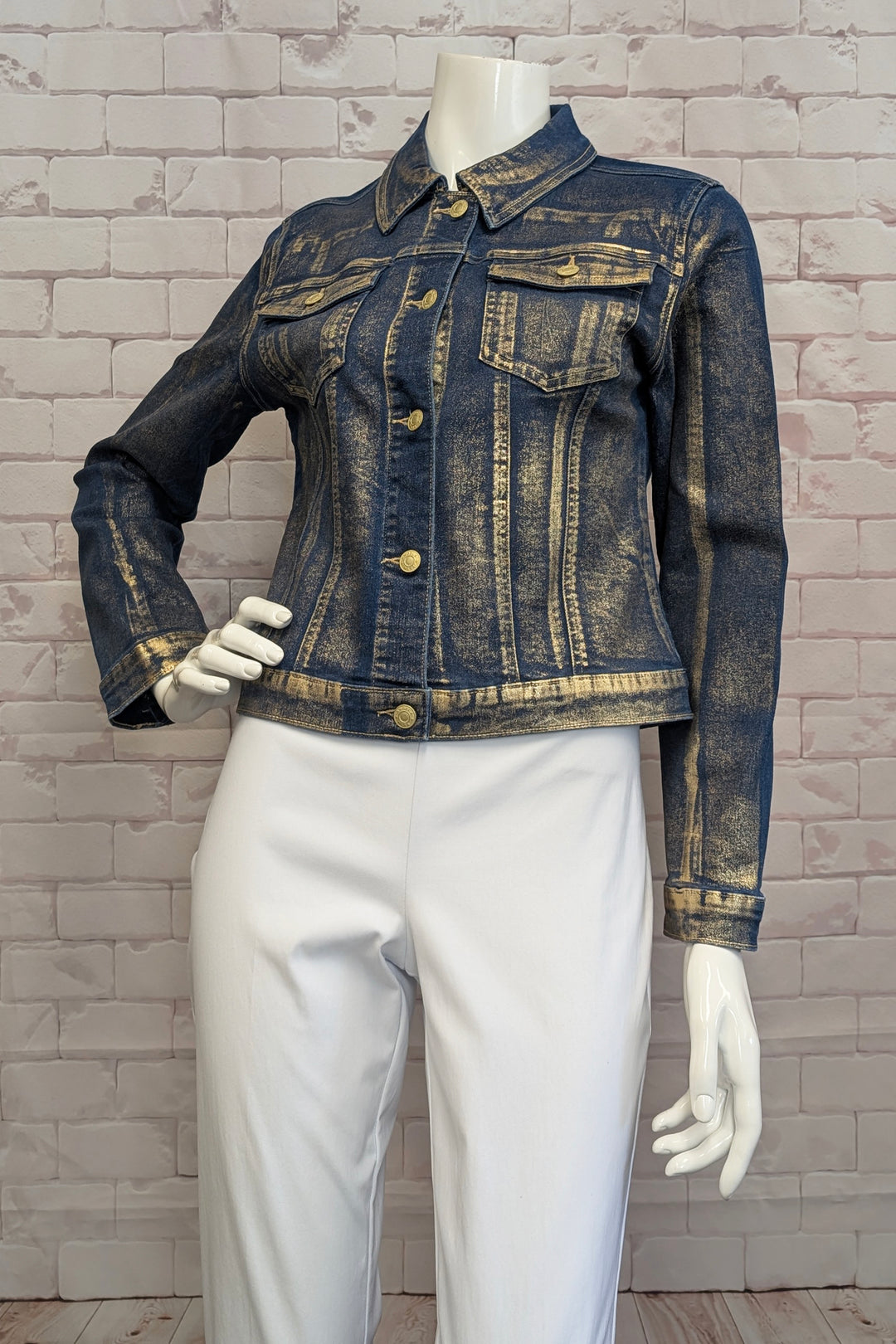 ANGELA MARA Spring 2025 Designed for the fashion-forward individual, it features a striking cool foil print that elevates the timeless style. Crafted with comfort in mind, this jacket offers both sophistication and ease, making it a versatile addition to any wardrobe.