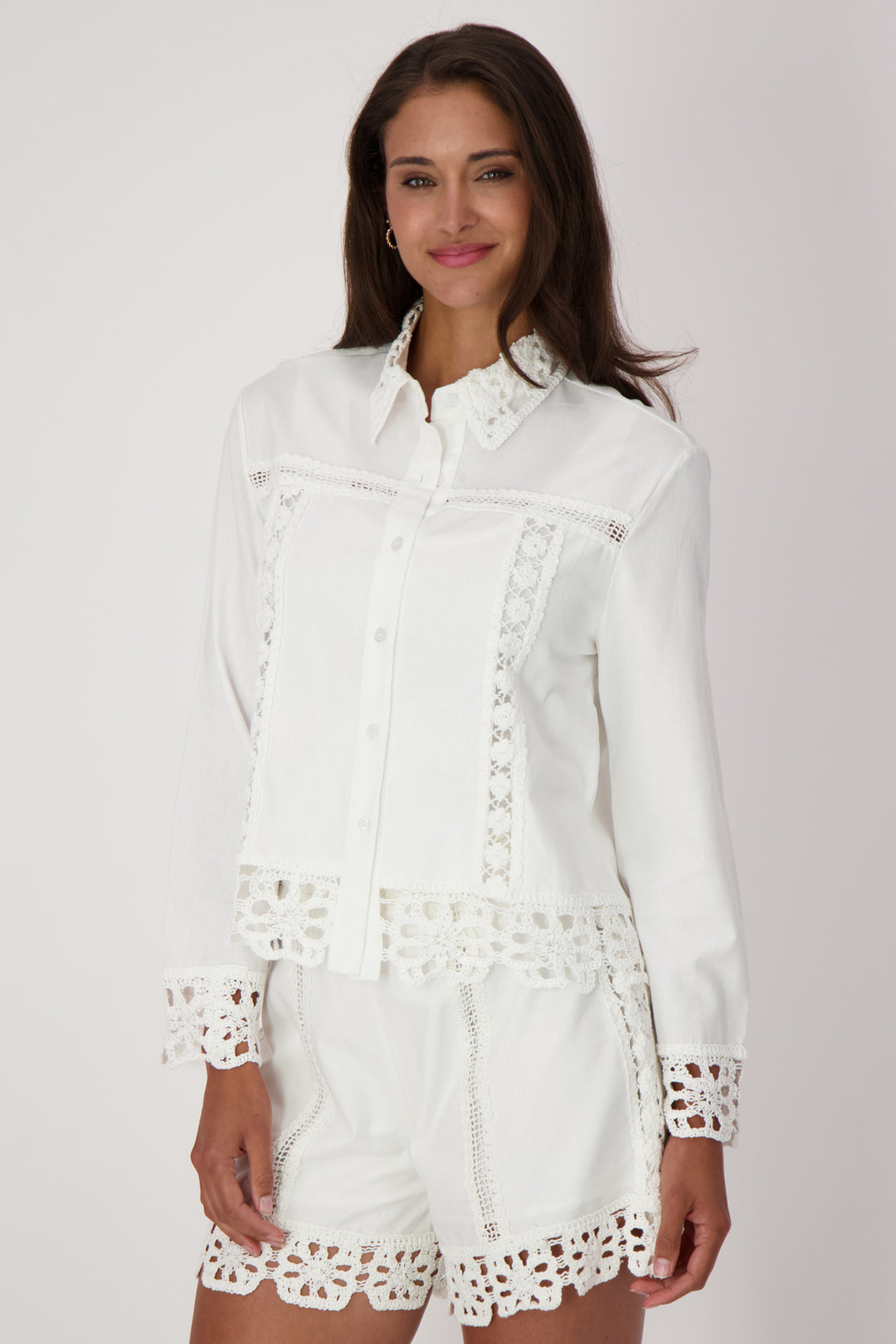 GABBY ISABELLA Spring 2025  Crafted from a breathable blend of linen and viscose, it offers a light and comfortable fit perfect for any season. The front buttons add a classic touch, making it easy to wear and style. 