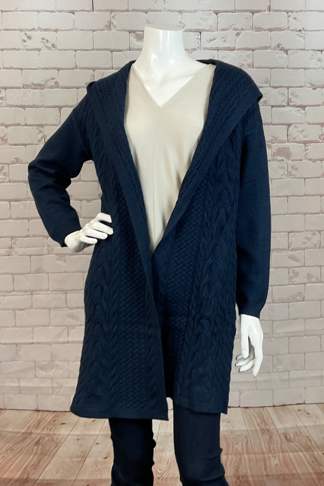 Etern Fall 2024 This cardigan features a beautiful cable knit design, a super soft feel, and a versatile hood that adds a casual touch.