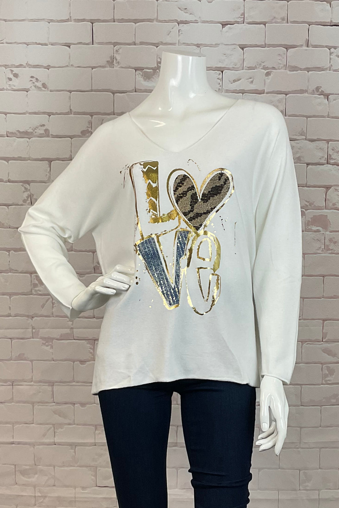 Etern Fall 2024 Expertly designed for the upcoming fall season, the Foil Love Top boasts a soft cut v-neck and long, rollable sleeves for a versatile and comfortable fit. 