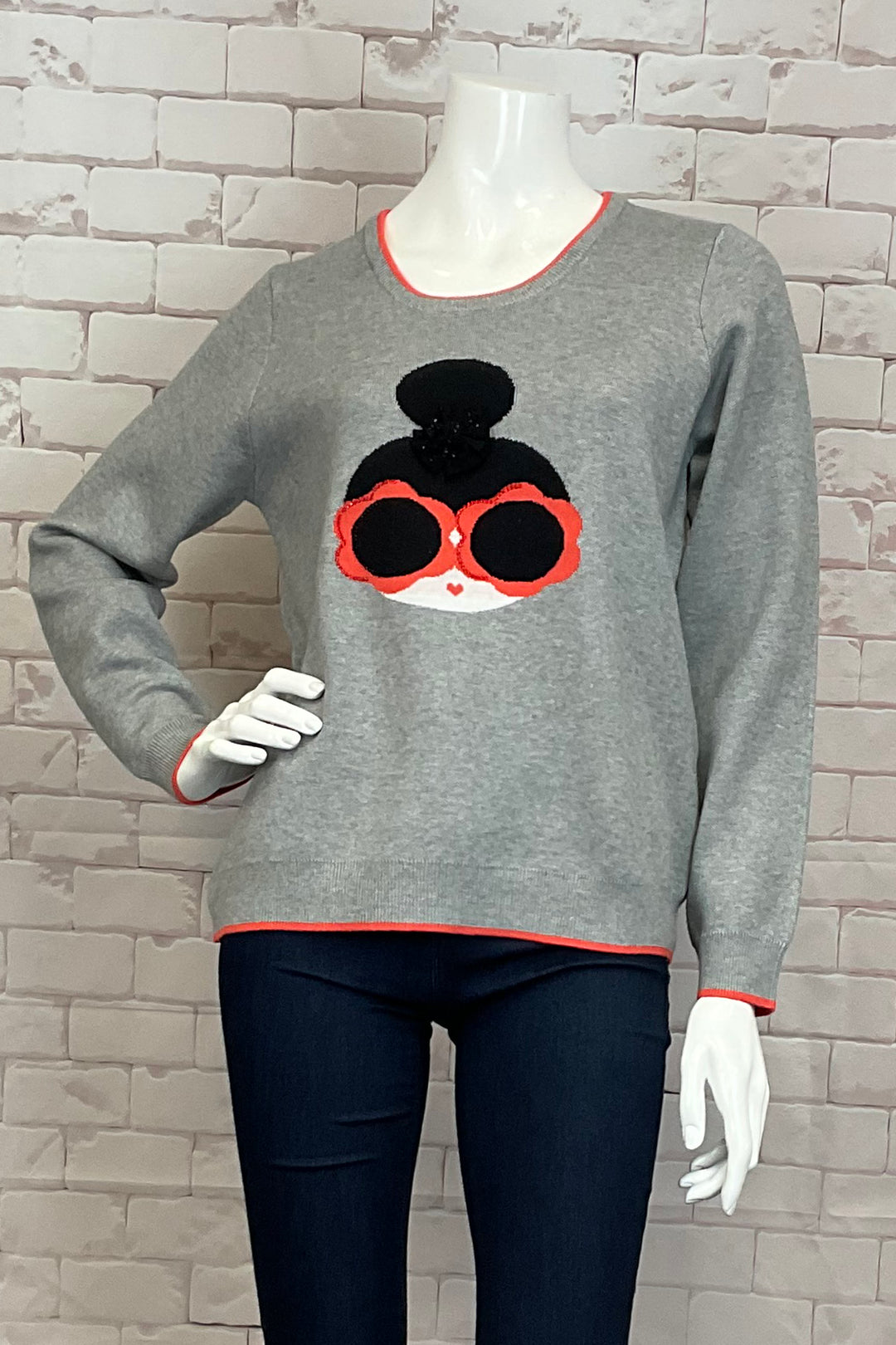 Leo & Ugo Fall 2024 This cute girl wearing red glasses will win your heart! Made from soft knitted fabric, it features solid long sleeves, contrast hem and cuffs, and a soft cut boat neck.