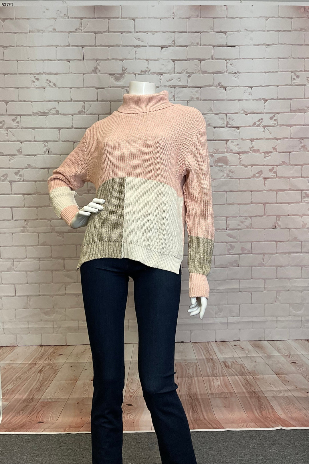 Cotton Country Fall 2024 This versatile winter style features a soft and neat colourblock pattern. The turtleneck and looser fit make it perfect for layering or wearing on its own.