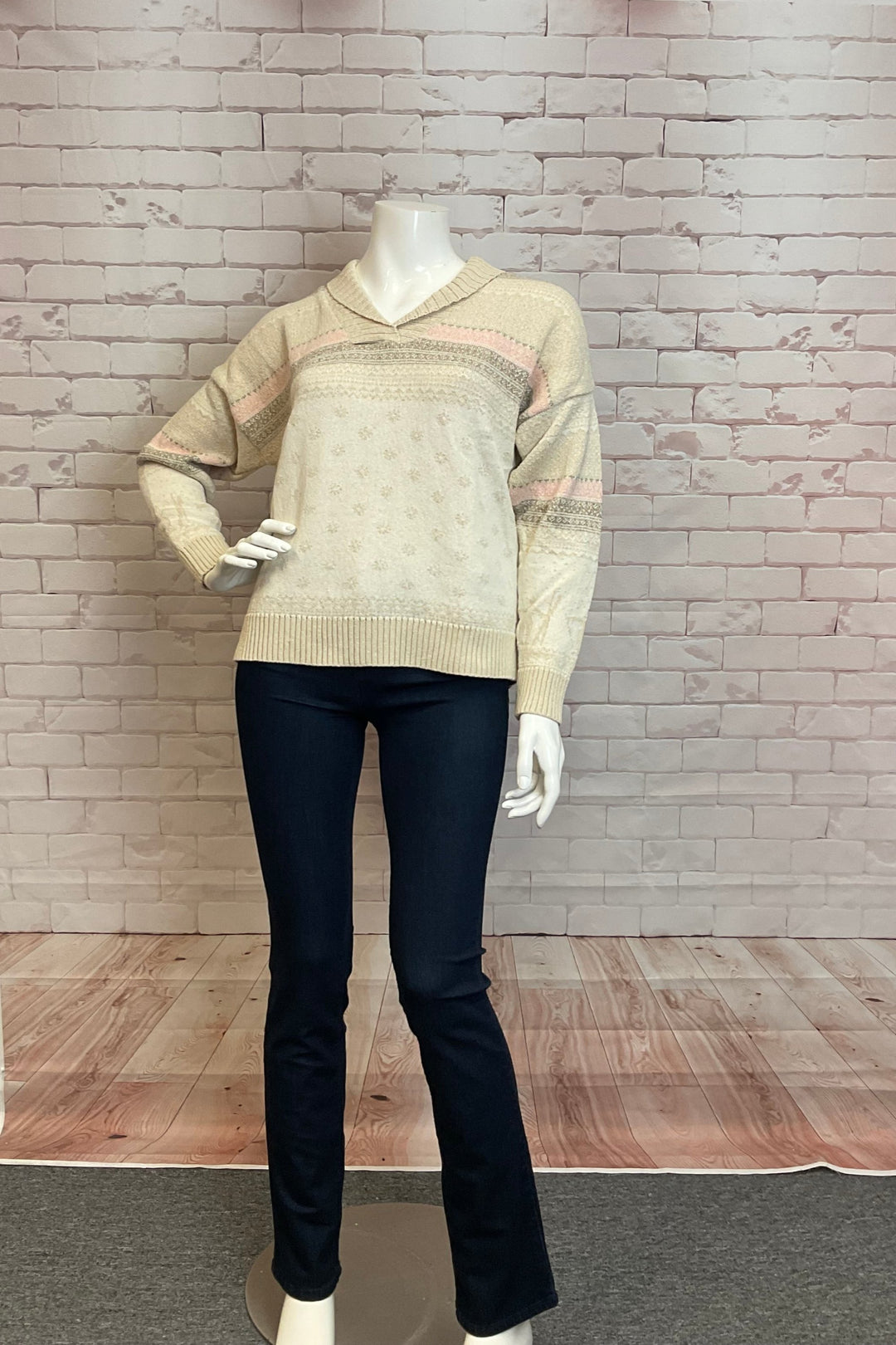 Cotton Country Fall 2024 Its neat shawl collar and classic holiday pattern give off a nice, sophisticated look. Made with a light and soft fabric, this sweater is both elegant and comfortable.