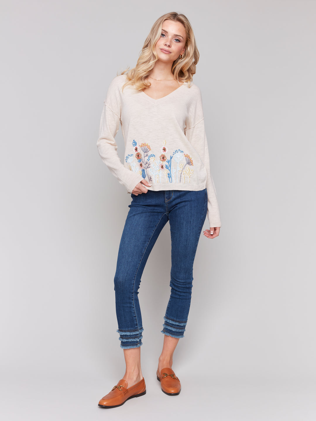 FLOWERS BORDER FLORAL V-NECK TOP