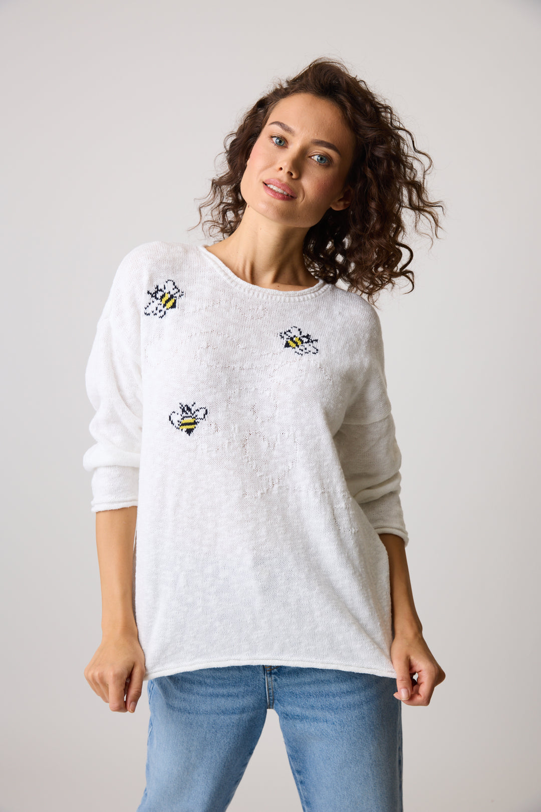 Cotton Country Spring 2025 With its cute bee print and soft, comfy knit fabric, this light sweater top is perfect for when you're on the go! Plus, the 3/4 length rolled sleeves are designed to keep you stylish all day long.