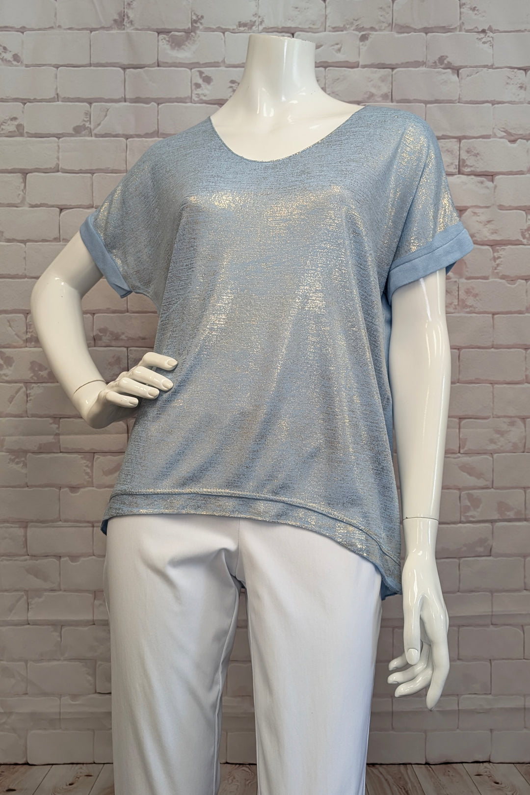 ANGELA MARA Spring 2025 Designed for comfort, it pairs effortlessly with shorts or capris, making it an ideal choice for warm days. Its easy, relaxed fit ensures all-day wearability without compromising style.