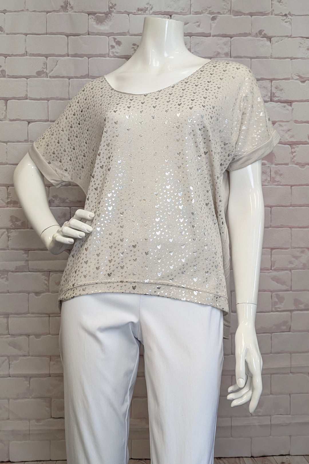 ANGELA MARA Spring 2025  Designed for comfort, it pairs effortlessly with shorts or capris, making it an ideal choice for warm days. 