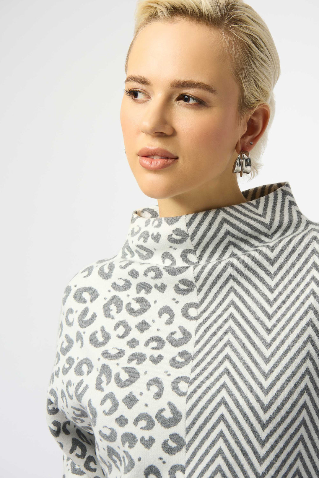 ANIMAL CHEVRON MOCK NECK TOP