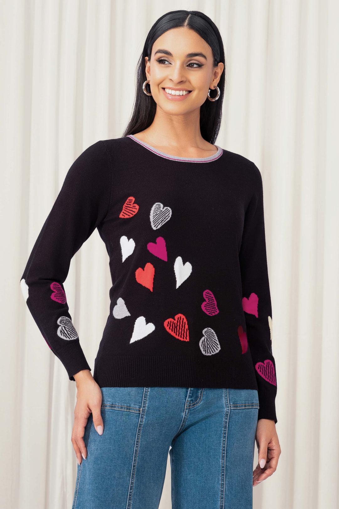 ELENA WANG Fall 2025 This sweater top combines effortless style with comfort, featuring a round contrast neckline and charming heart details. Its polished yet relaxed design makes it perfect for both workdays and weekend outings. 