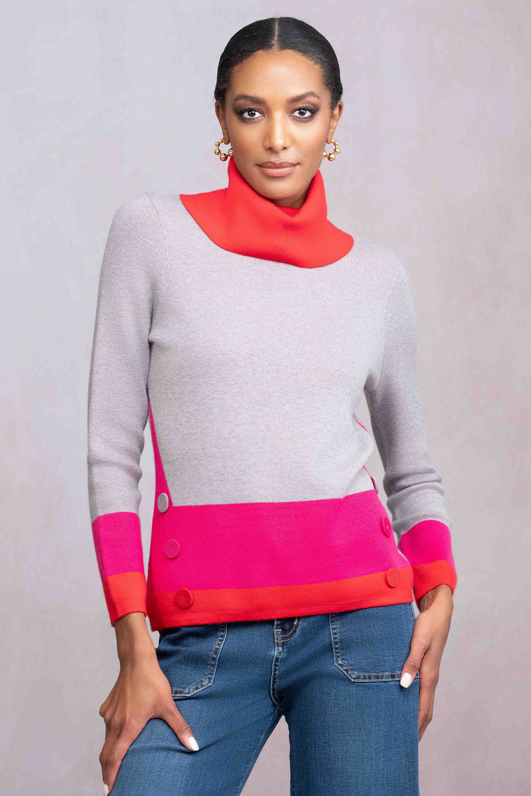 ALISON SHERI Fall 2025 
his sophisticated turtleneck features a unique blend of viscose and nylon for a soft, comfortable feel. Its striking colourblock design and large turtleneck create a refined silhouette, while side button trims add a standout detail.
