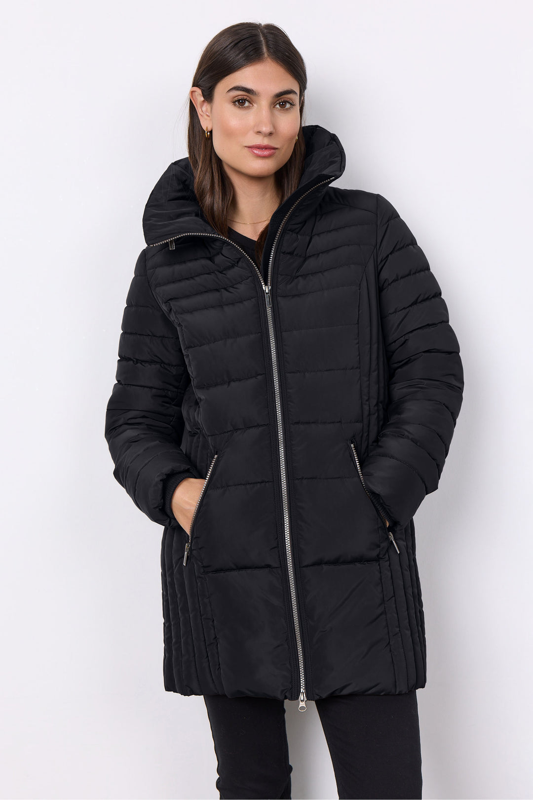 Soya Concept Fall 2024 Featuring high-quality quilted polyester and a longer fit, this jacket boasts style and comfort. With a zipper closure and two front zip pockets, you'll feel warm and secure no matter where you go!