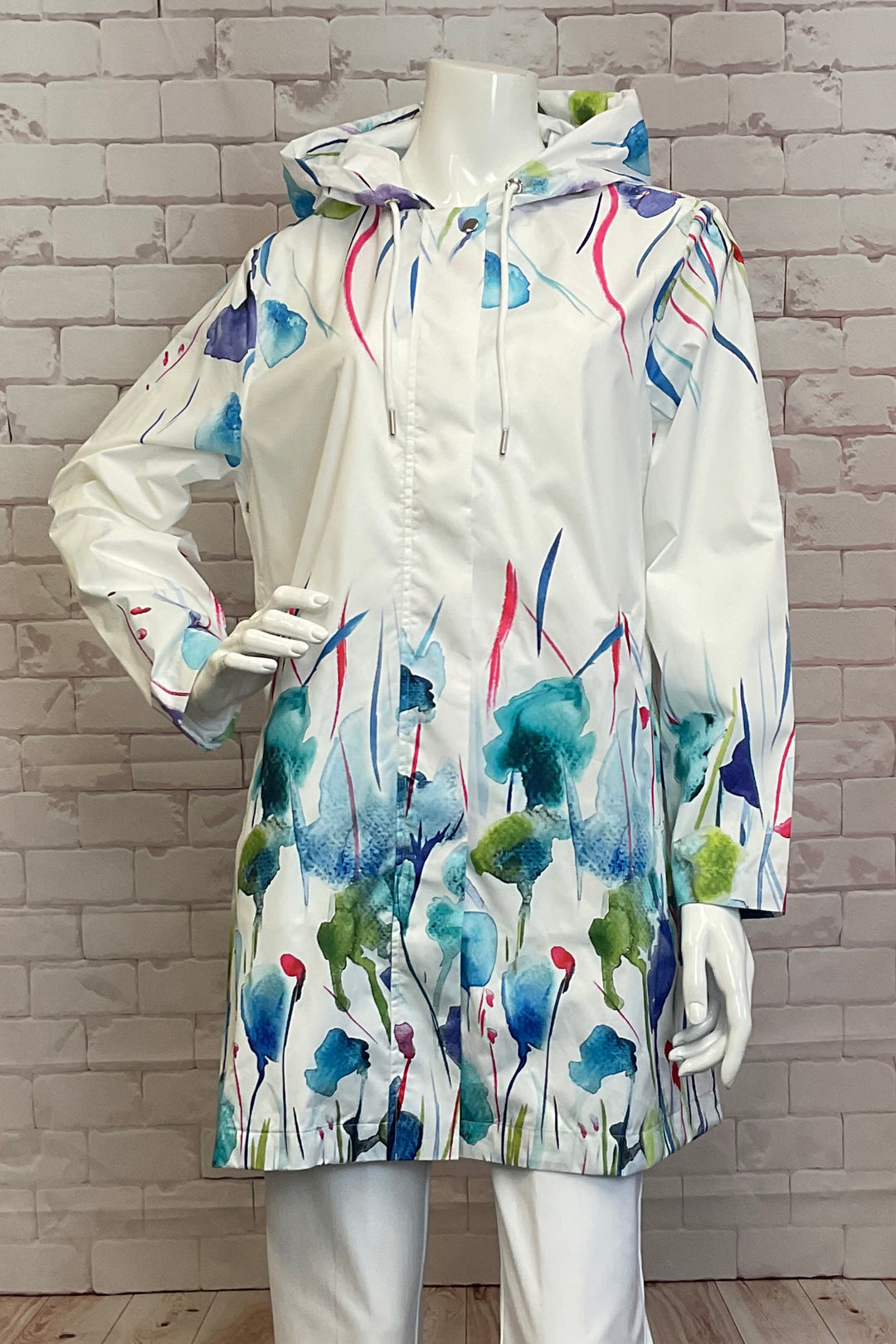 Dolcezza Spring 2025 Our charming floral design print will brighten up any rainy day. With a front zipper and button snap closure, as well as a drawstring hood, our raincoat is both functional and fashionable.